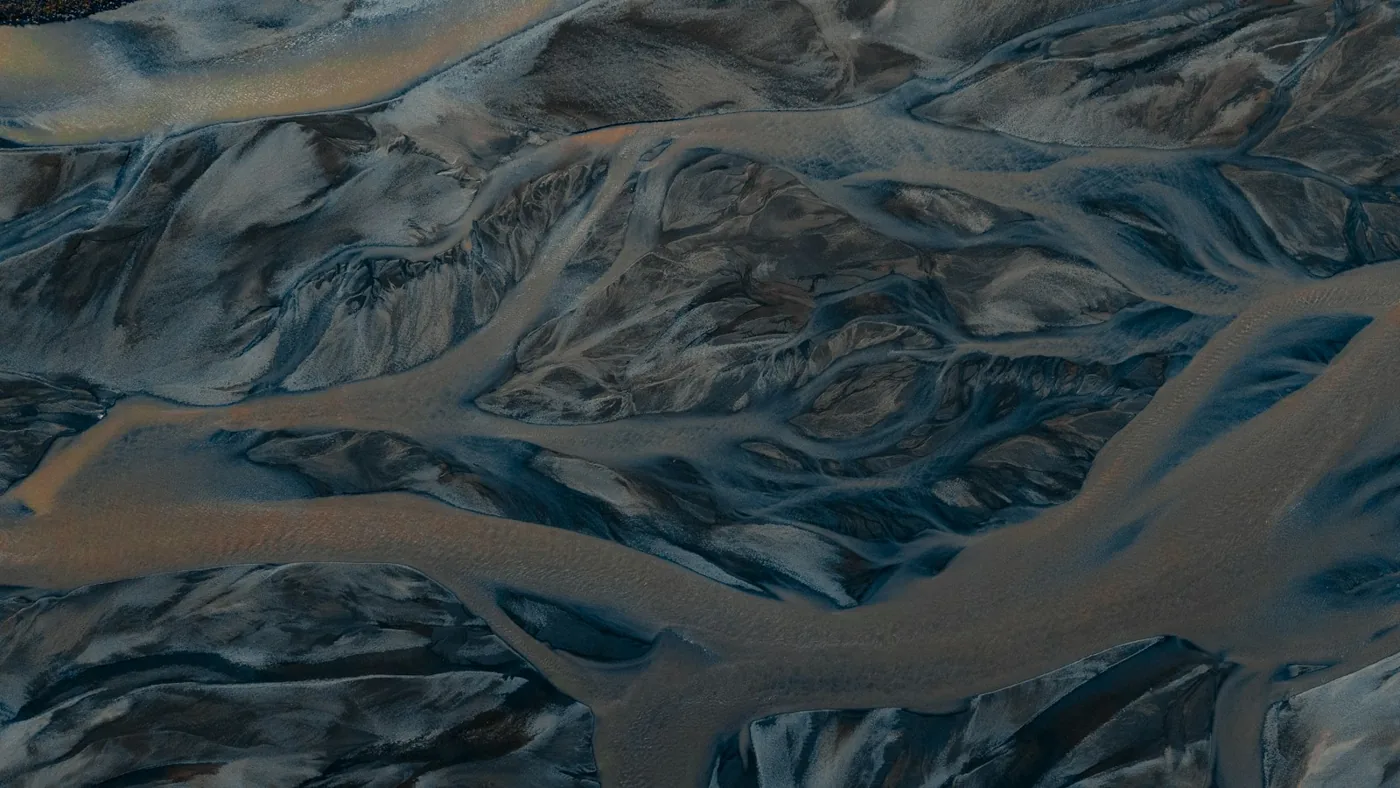 Vista aérea de canais de água que se ramificam em um delta.