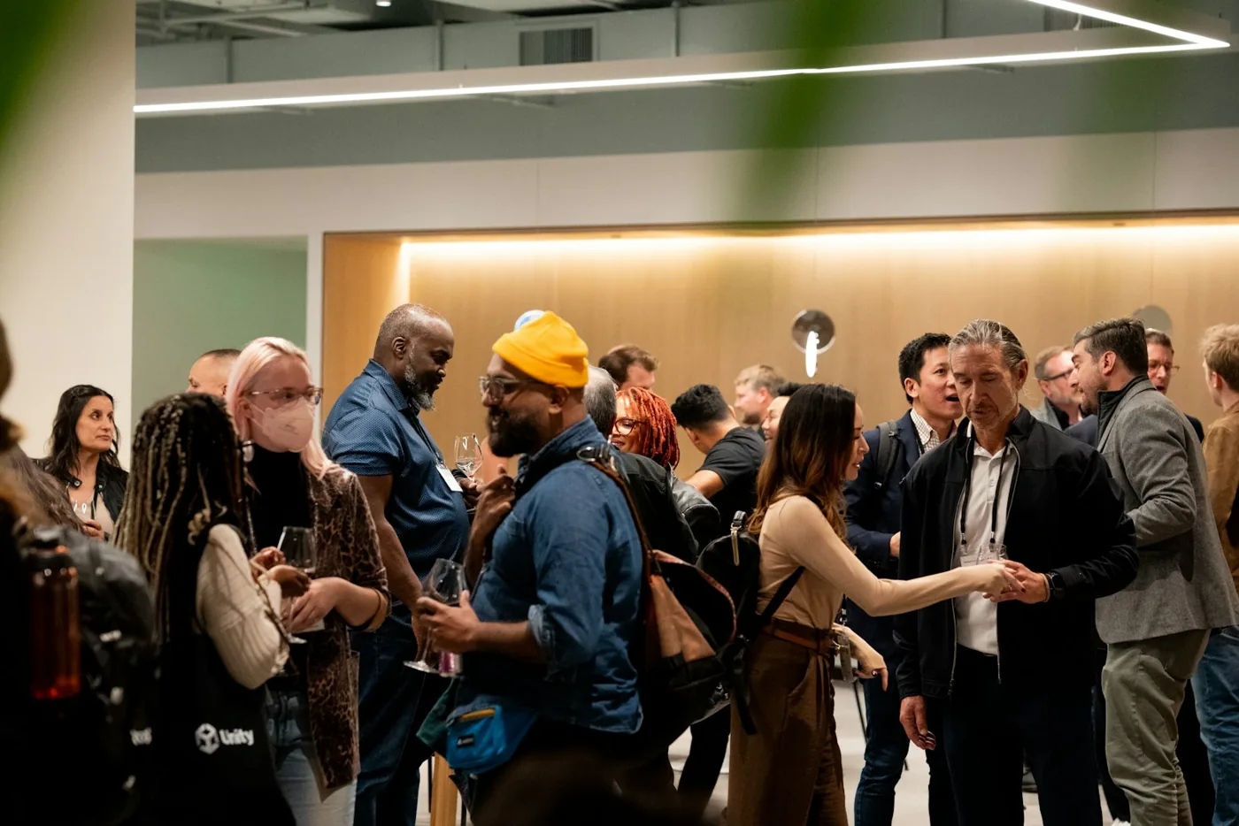 Participantes conversando em um evento de tecnologia.